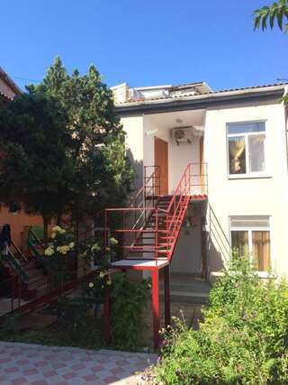 Гостевой дом Домик у Маяка б/о Прибой Саки Двухместный номер Делюкс с 1 кроватью (для 2 взрослых и 1 ребенка)-1