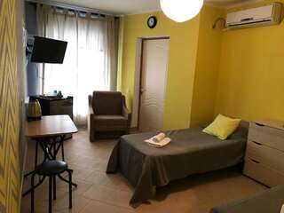 Гостевой дом Домик у Маяка б/о Прибой Саки Стандартный двухместный номер с 2 отдельными кроватями-4