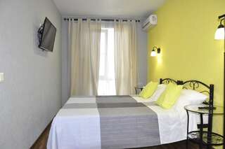 Гостевой дом Домик у Маяка б/о Прибой Саки Небольшой двухместный номер с 2 отдельными кроватями-1