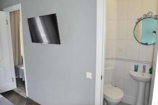 Гостевой дом Домик у Маяка б/о Прибой Саки Семейный номер с боковым видом на море-5