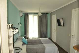 Гостевой дом Домик у Маяка б/о Прибой Саки Семейный номер с боковым видом на море-6