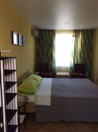 Гостевой дом Домик у Маяка б/о Прибой Саки Семейный номер с видом на сад-4