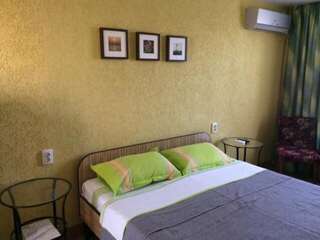 Гостевой дом Домик у Маяка б/о Прибой Саки Семейный номер с видом на сад-5