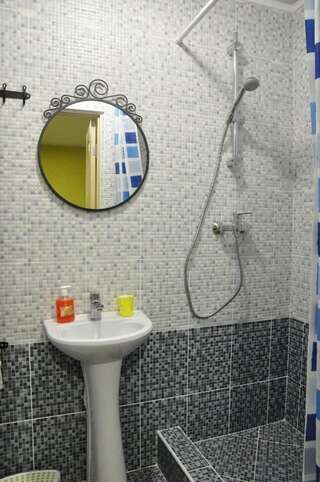 Гостевой дом Домик у Маяка б/о Прибой Саки Семейный номер с видом на сад-7