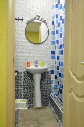 Гостевой дом Домик у Маяка б/о Прибой Саки Семейный номер с видом на сад-8