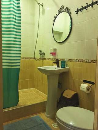 Гостевой дом Домик у Маяка б/о Прибой Саки Двухместный номер Делюкс с 1 кроватью (для 2 взрослых и 1 ребенка)-13