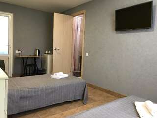 Гостевой дом Домик у Маяка б/о Прибой Саки Двухместный номер с 2 отдельными кроватями-1